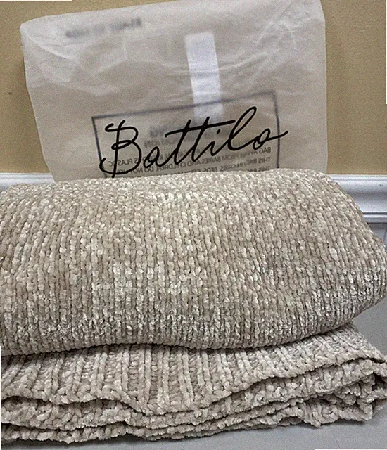 Battilo Home Chenille Throw Blanket Beige 51" x 67" NEW
