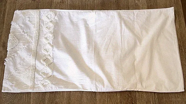 Pair Of 2 King Pillow Shams 100% Cotton Chenille Yarn Accents White Diamonds EUC