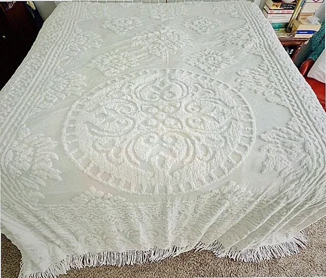 White Chenille King Bedspread 100% Cotton Lightweight Fringe 120x120 VGVC *READ